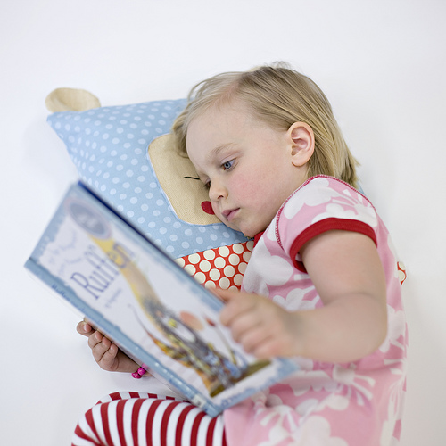 Pling plong reading to Filippa